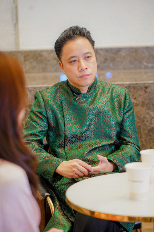 Đạo diễn Victor Vũ trong buổi ra mắt phim ở Hà Nội hôm 25/4. Ảnh: Duy Phạm. Đạo diễn Victor Vũ trong buổi ra mắt phim ở Hà Nội hôm 25/4. Ảnh: Duy Phạm.