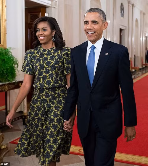 Vợ chồng Obama bị nghi ngờ trục trặc tình cảm trong lần xuất hiện cùng nhau vào giữa tháng 12 vì họ có thói quen sánh đôi và nắm chặt tay nhau. Ảnh: AP.