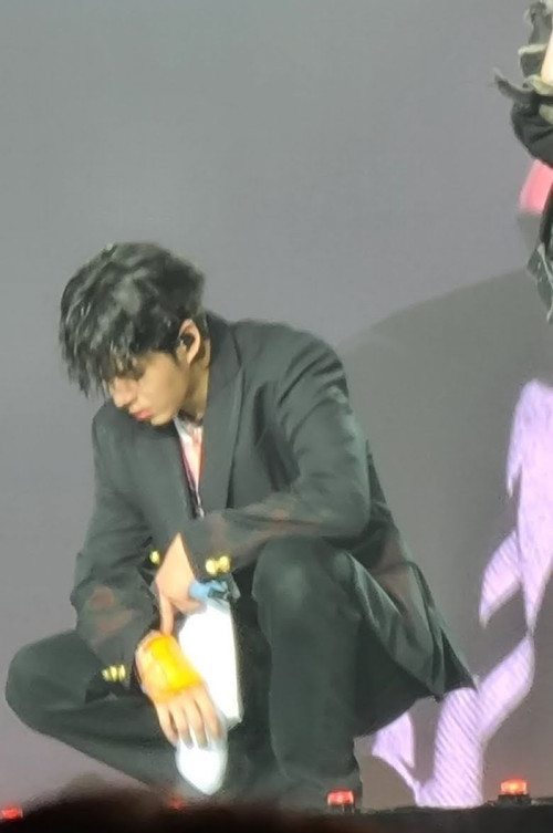 Jaehyuk băng tay sau sự cố. Ảnh: Koreaboo. Jaehyuk băng tay sau sự cố. Ảnh: Koreaboo.