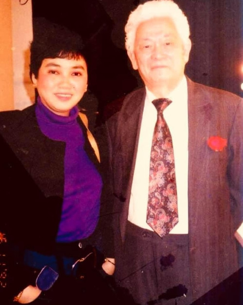 Bà Xuân Hòa chụp hình chung với nhạc sĩ Phạm Duy. Bà Xuân Hòa chụp hình chung với nhạc sĩ Phạm Duy.