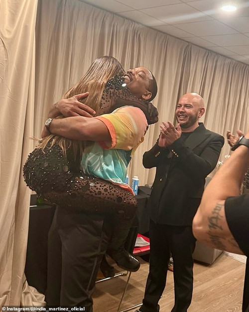 Will Smith và nữ ca sĩ kém 17 tuổi còn ôm ấp như hai người yêu nhau ở hậu trường.