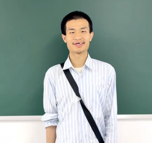 Thiên tài toán học Wei Dongyi gây sốt với video 4 giây giới thiệu bản thân. Ảnh: Douyin.