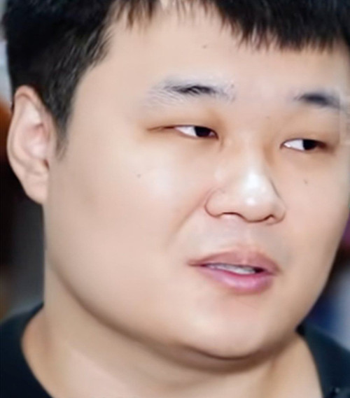 Cô đơn ở Melbourne, Xu Guangli quyết định bay đi bay về hàng tuần để gặp bạn gái. Ảnh: Douyin Cô đơn ở Melbourne, Xu Guangli quyết định bay đi bay về hàng tuần để gặp bạn gái. Ảnh: Douyin