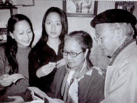 NSƯT Tiêu Lang cùng vợ và hai con gái. NSƯT Tiêu Lang cùng vợ và hai con gái.