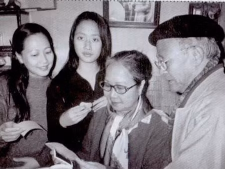 NSƯT Tiêu Lang cùng vợ và hai con gái.
