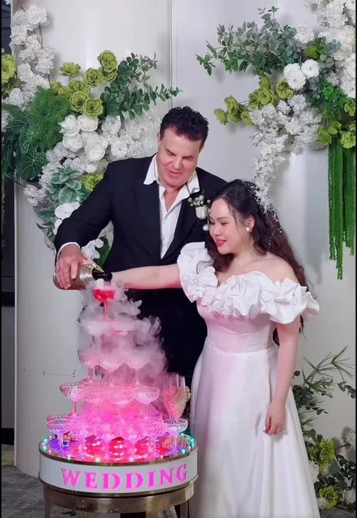 Trương Phương và chồng Tây trong ngày cưới. Trương Phương và chồng Tây trong ngày cưới.