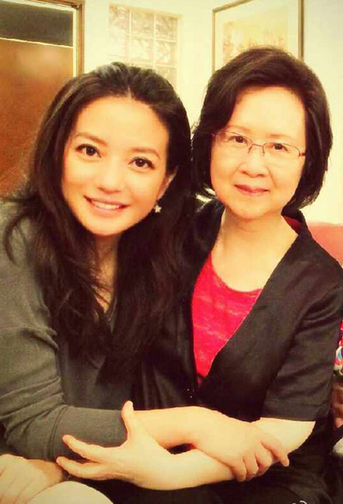 Triệu Vy đang ở ẩn cũng bày tỏ tiếc thương cho sự ra đi của Quỳnh Dao. Triệu Vy đang ở ẩn cũng bày tỏ tiếc thương cho sự ra đi của Quỳnh Dao.