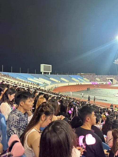 Khán đài tại sân Mỹ Đình trống nhiều chỗ trong đêm diễn thứ hai. Ảnh: Facebook. Khán đài tại sân Mỹ Đình trống nhiều chỗ trong đêm diễn thứ hai. Ảnh: Facebook.