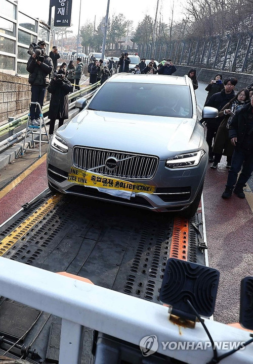 Chiếc ô tô đậu ở công viên phường Jongno-gu, Seoul ngày 27/12 được kéo về sở cảnh sát điều tra, sau khi nam diễn viên Lee Sun Kyun được phát hiện đã chết trong xe vào sáng sớm cùng ngày.