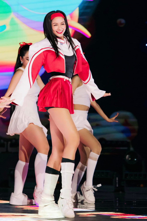 H’Hen Niê bị chê không có điểm mạnh khi tham gia chương trình Chị đẹp đạp gió rẽ sóng.