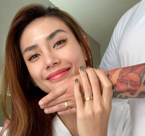 Võ Hoàng Yến khoe ảnh cầu hôn bạn trai. Võ Hoàng Yến khoe ảnh cầu hôn bạn trai.