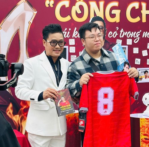 Anh tài Hồng Sơn sở hữu lượng fan nam đông đảo nhờ sự nghiệp bóng đá nhiều năm trước. Ảnh: Tú Oanh. Anh tài Hồng Sơn sở hữu lượng fan nam đông đảo nhờ sự nghiệp bóng đá nhiều năm trước. Ảnh: Tú Oanh.