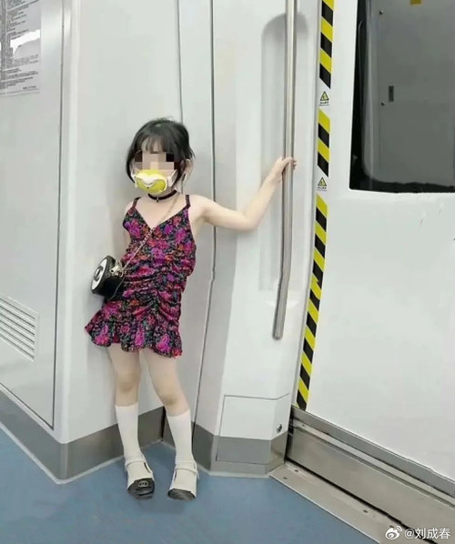 Đông đảo cư dân mạng Trung Quốc phản đối việc gợi dục hóa trang phục trẻ em. Ảnh: Weibo. Đông đảo cư dân mạng Trung Quốc phản đối việc gợi dục hóa trang phục trẻ em. Ảnh: Weibo.