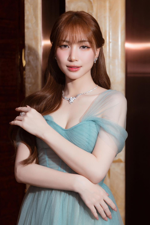 Hòa Minzy kể cô mời NSND Tự Long đóng MV nhưng đàn anh từ chối.