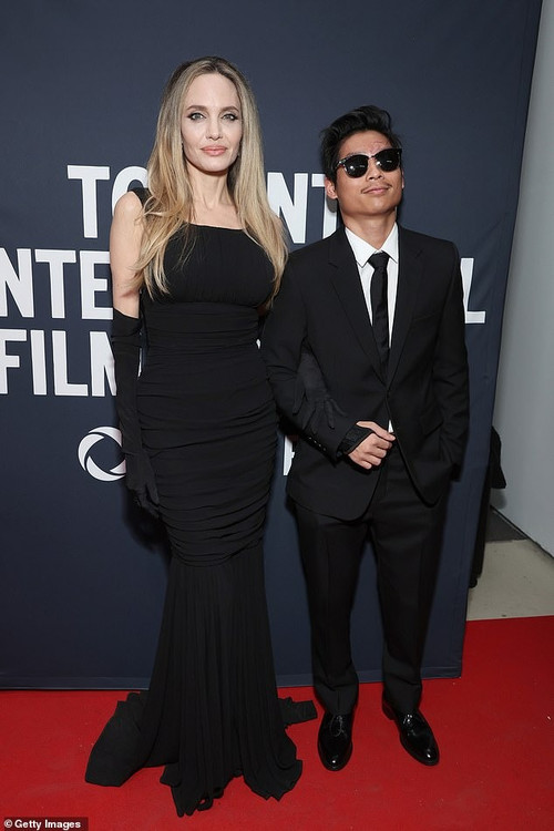 Pax Thiên hộ tống mẹ dự thảm đỏ LHP Toronto. Ảnh: Getty Images. Pax Thiên hộ tống mẹ dự thảm đỏ LHP Toronto. Ảnh: Getty Images.