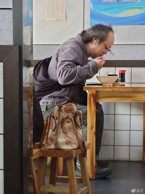 Đậu Duy ăn mì trong quán bình dân. Ảnh: Weibo. Đậu Duy ăn mì trong quán bình dân. Ảnh: Weibo.