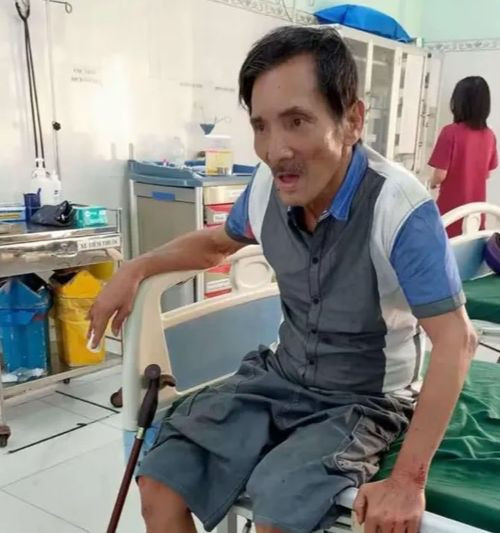 Hình ảnh nghệ sĩ Thương Tín trong bệnh viện. Hình ảnh nghệ sĩ Thương Tín trong bệnh viện.