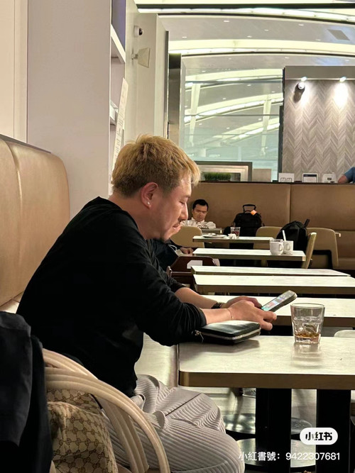 Trần Kiện Phong bị bắt gặp ở sân bay Toronto, không nhận ra mỹ nam cổ trang một thời. Ảnh: HK01.