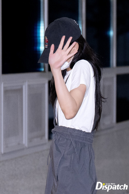 Jennie né tránh truyền thông trước chuyến bay sang Việt Nam. Ảnh: Dispatch.