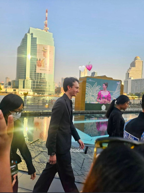 Khoảnh khắc doanh nhân sinh năm 1995 bước qua màn hình chiếu hình ảnh Lisa được chia sẻ trên mạng xã hội. Khoảnh khắc doanh nhân sinh năm 1995 bước qua màn hình chiếu hình ảnh Lisa được chia sẻ trên mạng xã hội.