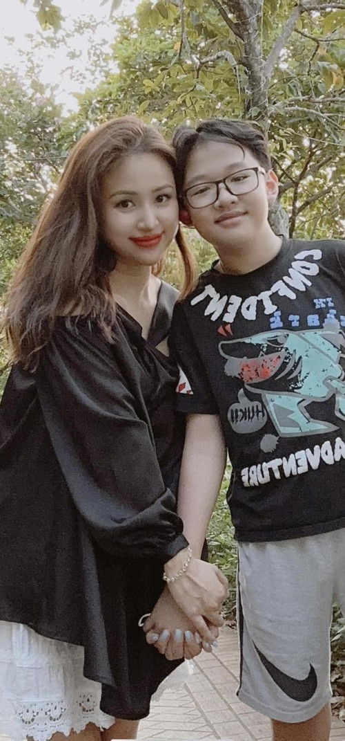 Vân Hugo và con trai.