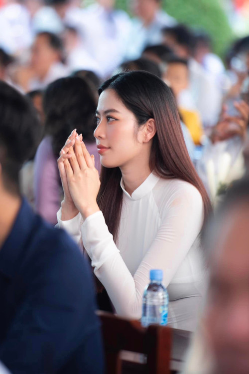 Hành xử khó hiểu và phát ngôn thiếu cẩn trọng, hình ảnh Nam Em trong mắt công chúng ngày càng xấu xí. Hành xử khó hiểu và phát ngôn thiếu cẩn trọng, hình ảnh Nam Em trong mắt công chúng ngày càng xấu xí.