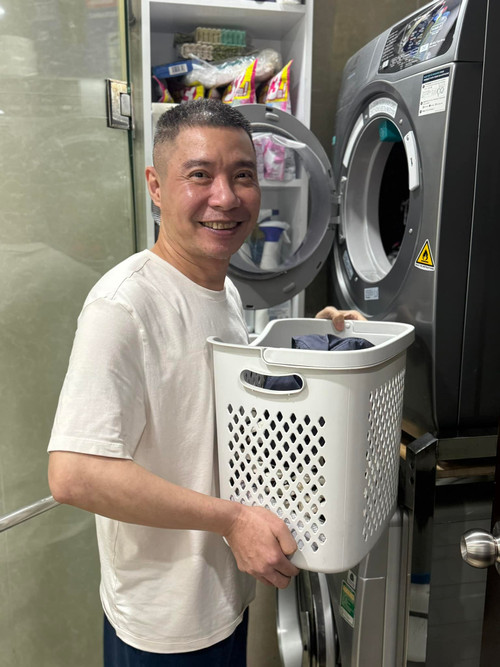 Ngọc Hà thường chia sẻ những khoảnh khắc đời thường của chồng - NSND Công Lý - lên trang cá nhân.