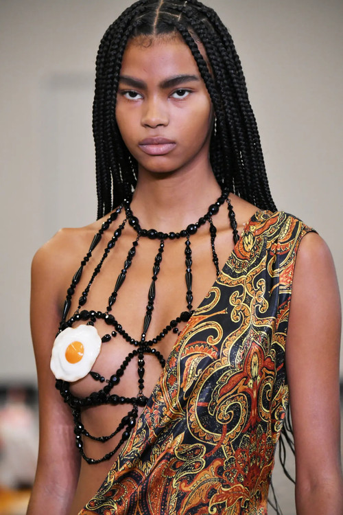 Một thiết kế trong bộ sưu tập mới của Carly Mark tại Tuần lễ Thời trang New York. Ảnh: Getty Images.