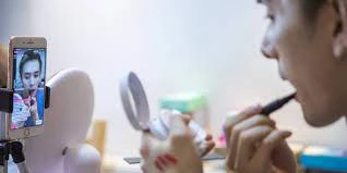 "Vua son môi" Lý Giai Kỳ bán hết sạch 15.000 thỏi son chỉ trong 5 phút.