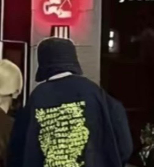 Có viền trắng bất thường quanh người Jungkook trong bức ảnh bằng chứng. Có viền trắng bất thường quanh người Jungkook trong bức ảnh bằng chứng.