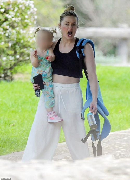 Amber Heard bế con đi chơi ở Palma de Mallorca. Ảnh: BackGrid.