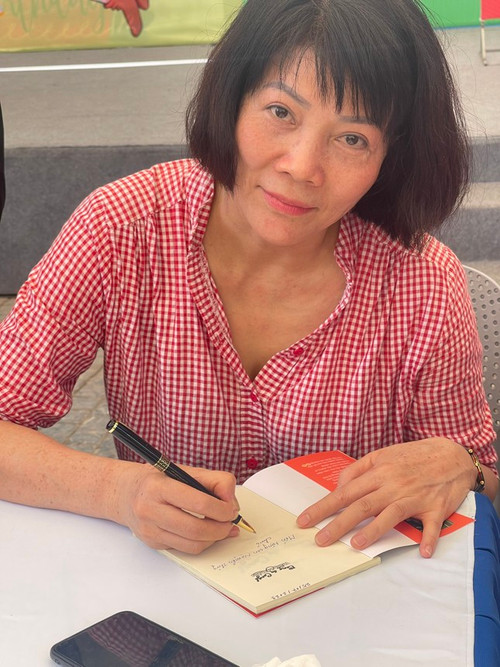 Tác giả Vũ Minh Họa ký tặng sách Cong ăn cong, thẳng ăn thẳng cho độc giả. Tác giả Vũ Minh Họa ký tặng sách Cong ăn cong, thẳng ăn thẳng cho độc giả.