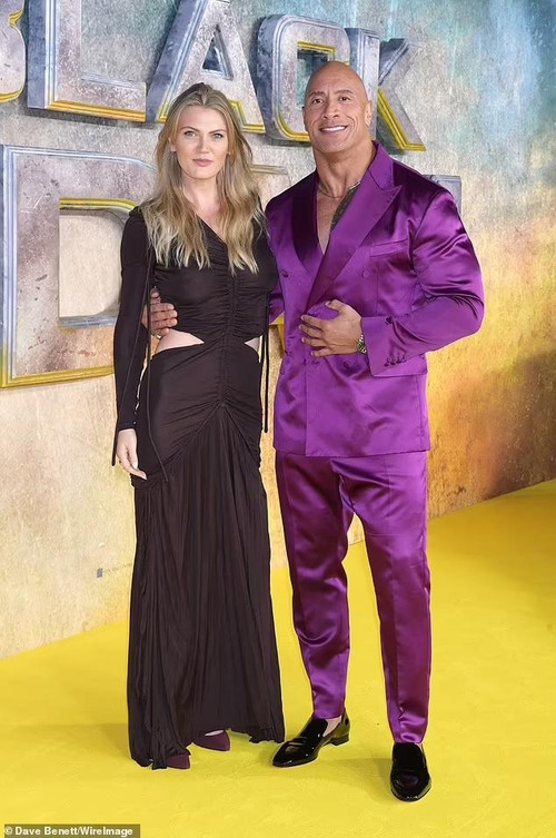 Ella Loudon đến ủng hộ Dwayne Johnson tại buổi ra mắt Black Adam. Ảnh: WireImages.