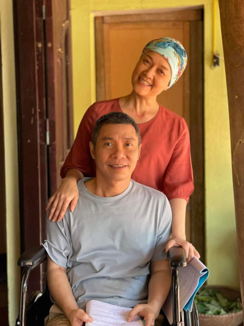 NSND Công Lý ngồi xe lăn đọc kịch bản cùng nghệ sĩ Vân Dung.