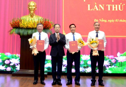 Ông Nguyễn Văn Quảng, Bí thư Đà Nẵng trao quyết định nghỉ hưu cho các ông Lê Trung Chinh, Lê Văn Dũng và Lê Văn Trung.