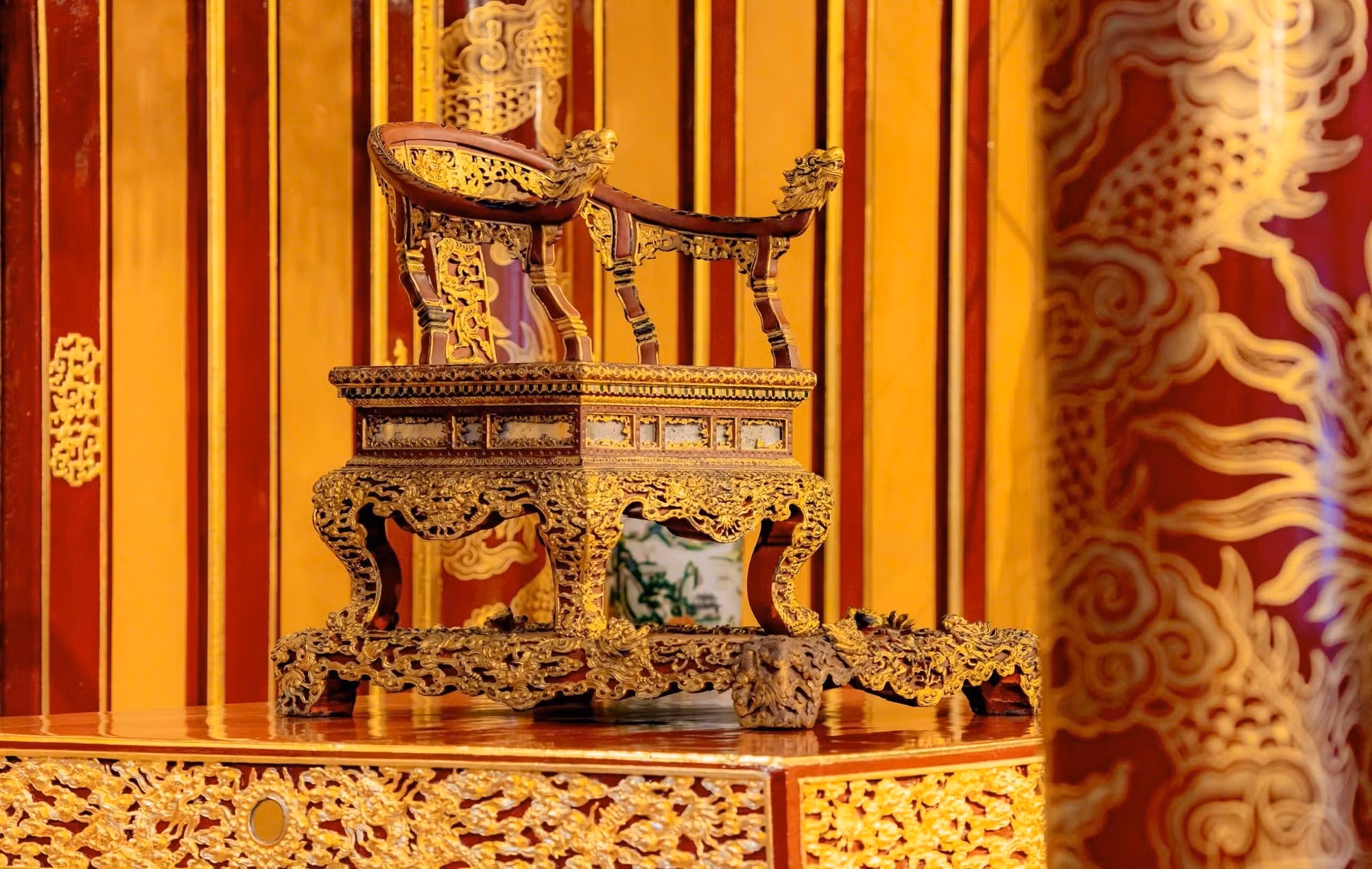 Chiếc ngai vua nguyên bản đặt tại điện Thái Hòa trước thời điểm bị xâm hại. Ngai vua triều Nguyễn nguyên bản đặt tại điện Thái Hòa