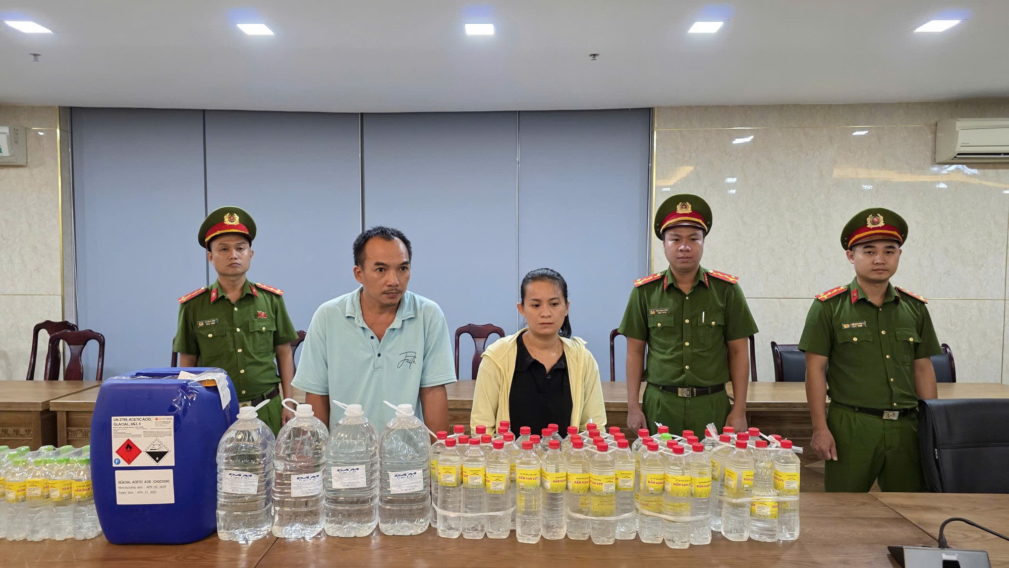 Dùng axit công nghiệp trộn với nước giếng khoan để sản xuất hàng ngàn lít giấm mỗi ngày