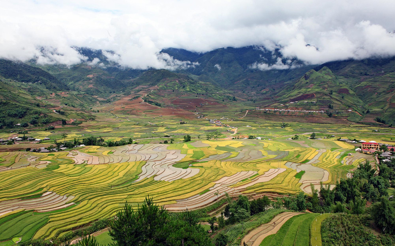 Đèo Khau Phạ là đèo hiểm trở và dài nhất trên tuyến Quốc lộ 32 với độ dài trên 30 km nối hai tỉnh Yên Bái và Lai Châu. Đèo Khau Phạ đi qua nhiều địa danh nổi tiếng về ruộng bậc thang như La Pán Tẩn, Tú Lệ, Chế Cu Nha, Cao Phạ, Nậm Có, ở độ cao từ 1.200m đến 1.500m so với mực nước biển. Mùa mây ở đèo Khau Phạ thường xuất hiện từ tháng 10 năm nay đến tháng 3 năm sau.
