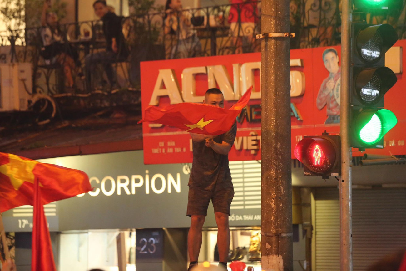 Người cầm cờ, người gõ nồi, thau, người thổi kèn… xuống đường vòng quanh các tuyến đường trung tâm thủ đô Hà Nội để ăn mừng.