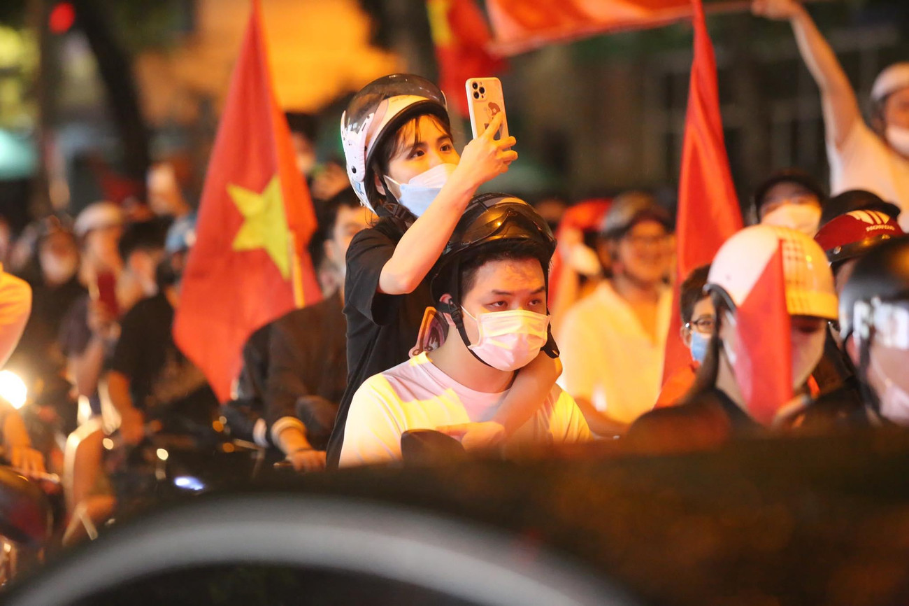 Khắp các ngả đường Thủ đô Hà Nội rợp sắc đỏ cờ Tổ quốc