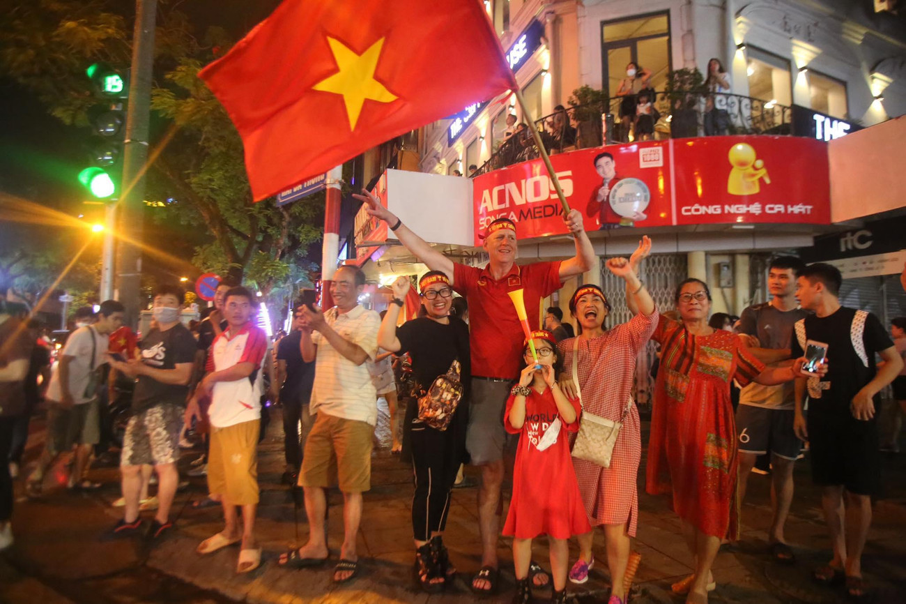 Nhiều người nước ngoài tại Hà Nội cũng hòa chung vào không khí sôi động ăn mừng chiến thắng.
