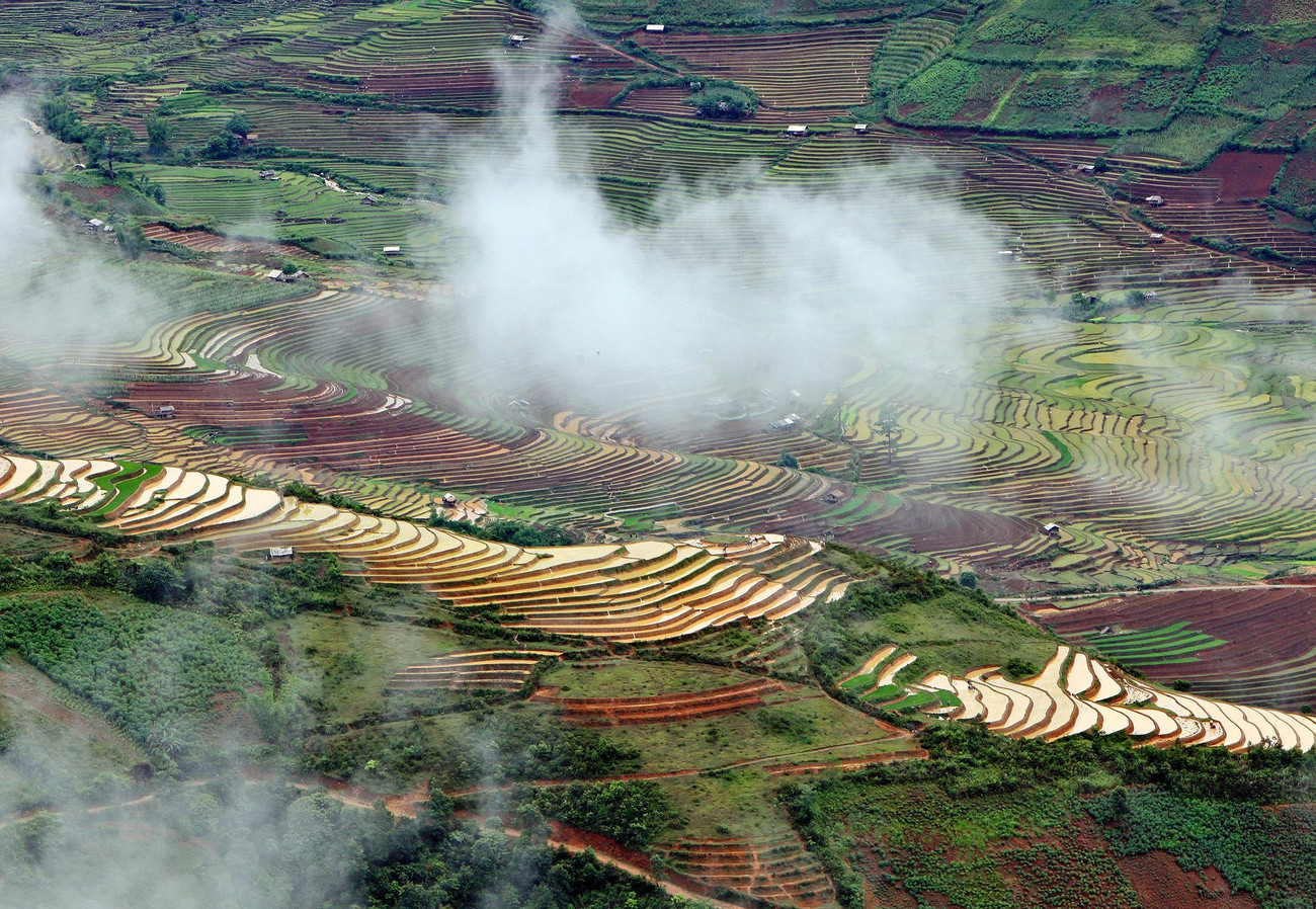 Lần đó, chúng tôi lên Mù Căng Chải đúng vào hôm mù quá hóa mưa. Mù đến nỗi, xe phải nhích từng mét trên đèo Khau Phạ do bị khuất tầm nhìn. Đêm ngủ trên núi, mưa trút ầm ào mà sốt ruột bởi sẽ không di chuyển đến các địa danh La Pán Tẩn, Chế Cu Nha hay thung lũng Khau Phạ để ngắm cảnh mùa nước đổ. Nhưng trận mưa này là niềm hân hoan đối với bà con tộc người Mông, Thái nơi đây, bởi nước sẽ tràn ruộng, dễ dàng cho một mùa canh tác lúa nương mới.