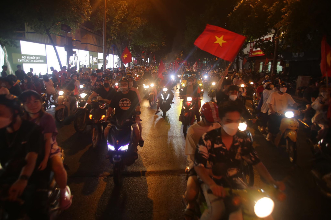 Phố Hàng Bài, phố Hai Bà Trưng đông nghịt cổ động viên diễu hành ăn mừng chiến thắng đội nhà.
