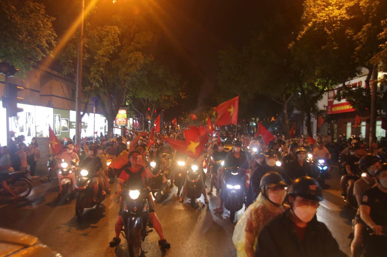 Sau trận chung kết, nhiều con đường ở Hà Nội đông nghịt cổ động viên, rợp sắc đỏ của cờ tổ quốc và rộn ràng những tiếng hò reo vui mừng.