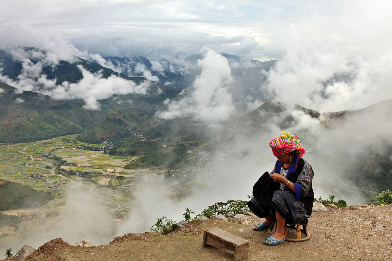 Người Mông bản Lìm Mông xã Cao Phạ cho biết, ở dãy núi Khau Phạ này, mù nhiều hơn mây. Có những tháng, cả con đèo huyền thoại này chìm trong màn mù khổng lồ. Người đứng cách người vài mét không nhìn thấy nhau.