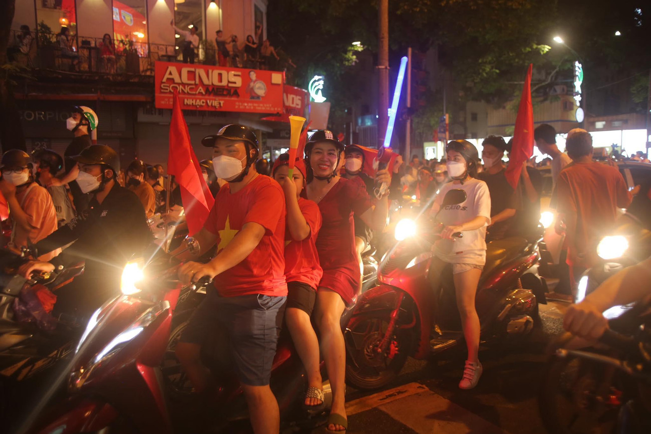 Nhiều em nhỏ theo bố mẹ 'đi bão' ăn mừng chiến thắng