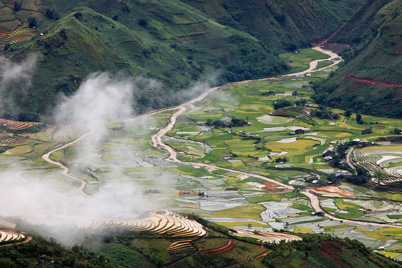 Trong điều kiện thời tiết khắc nghiệt, con người nơi đây có sức chịu đựng và sáng tạo trong lao động phi thường, từ cách dựng nhà tránh hướng gió, nương theo triền núi đến cách tỉ mẩn làm ruộng bậc thang từ đời này sang đời khác để lấy lương thực làm kế sinh nhai.