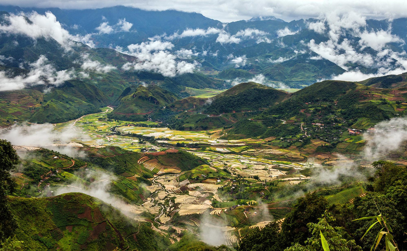 Chỉ dẫn của dân phượt hay các hãng du lịch lữ hành thì mùa mây Tây Bắc chỉ ở các vùng nổi tiếng như Tà Xùa, Mộc Châu (Sơn La), Hoàng Liên Sơn, Y Tý (Lào Cai). Ít ai nhắc đến vẻ đẹp của mùa mây ở đèo Khau Phạ (Yên Bái).