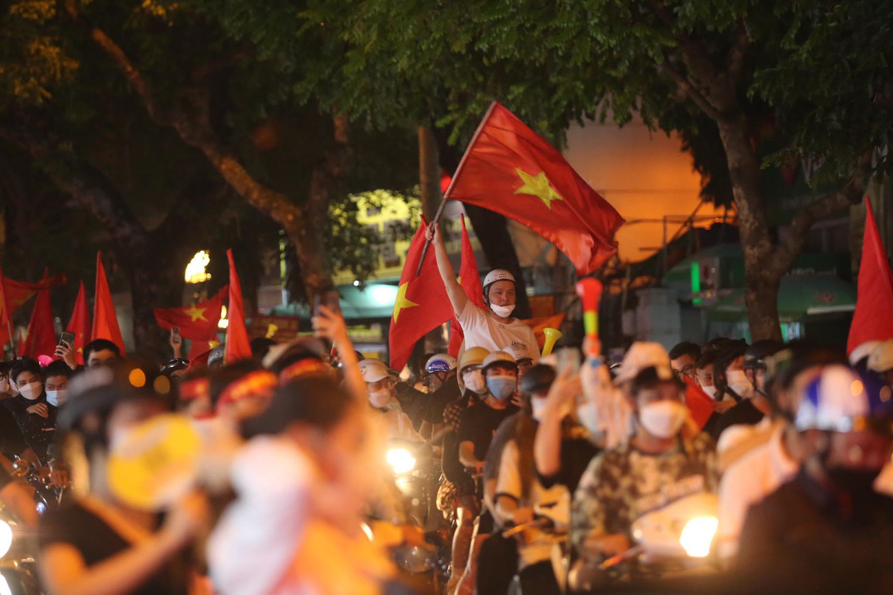 Mặc dù tiết trời Thủ đô se lạnh đi kèm những hạt mưa lất phất nhưng cũng không thể làm giảm đi độ &quot;nóng&quot; của các cổ động viên