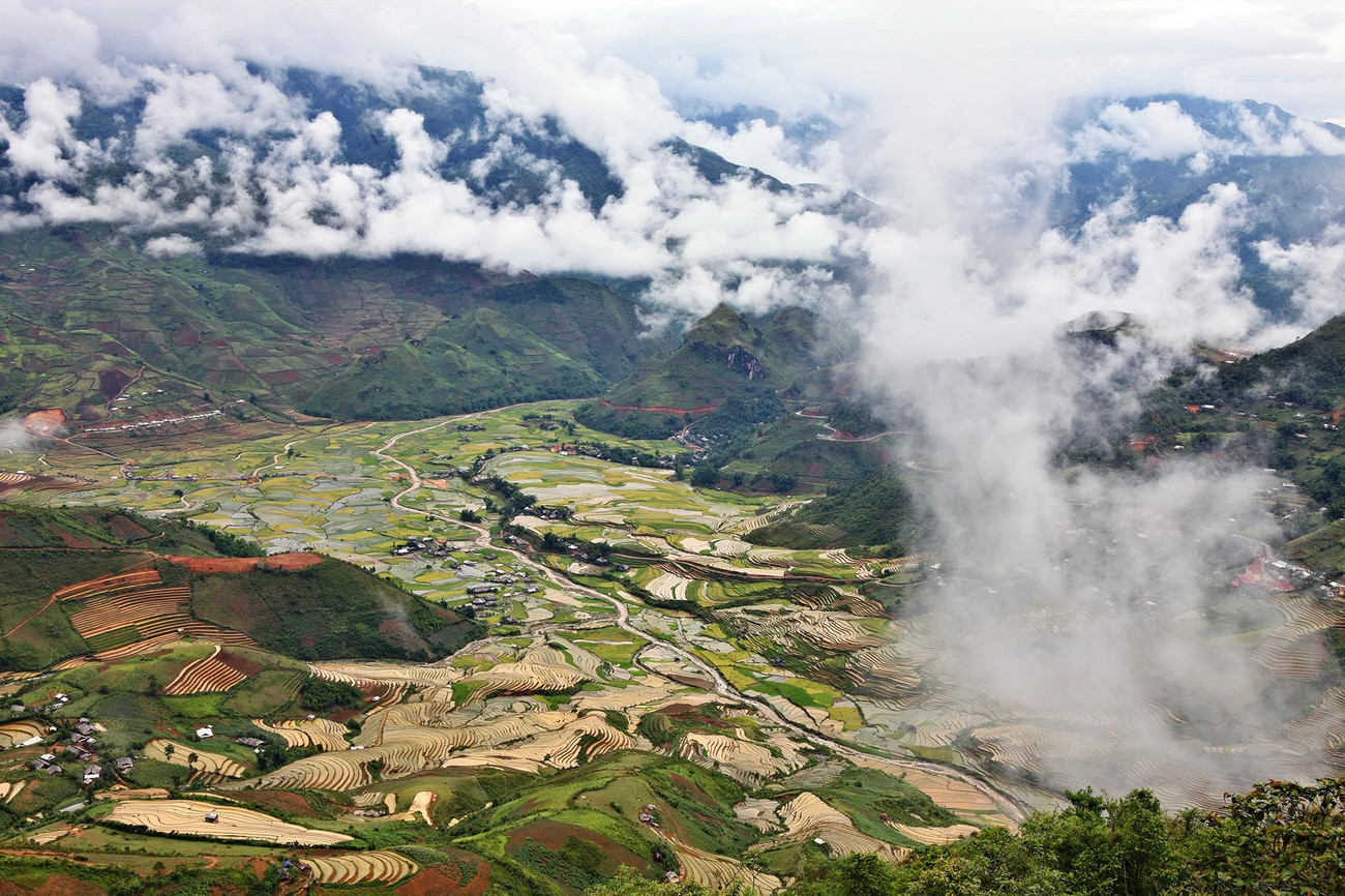 Sáng hôm sau thức dậy, thị trấn Mù Căng Chải heo hút nằm lưng chừng con đèo Khau Phạ như chìm trong tấm màn mù khổng lồ. Chúng tôi xuôi theo quốc lộ 32, qua những thung núi về thung lũng Cao Pha để rồi vỡ òa với khung cảnh hùng tráng mây trườn từ trên đỉnh núi Khau Phạ xuống ruộng bậc thang đang mùa đổ nước.
